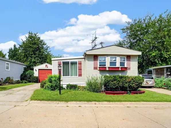 126 Pinehurst Dr, West Des Moines, IA 50265