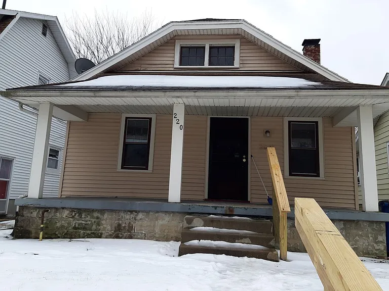 220 Fernwood Ave — Photo 3