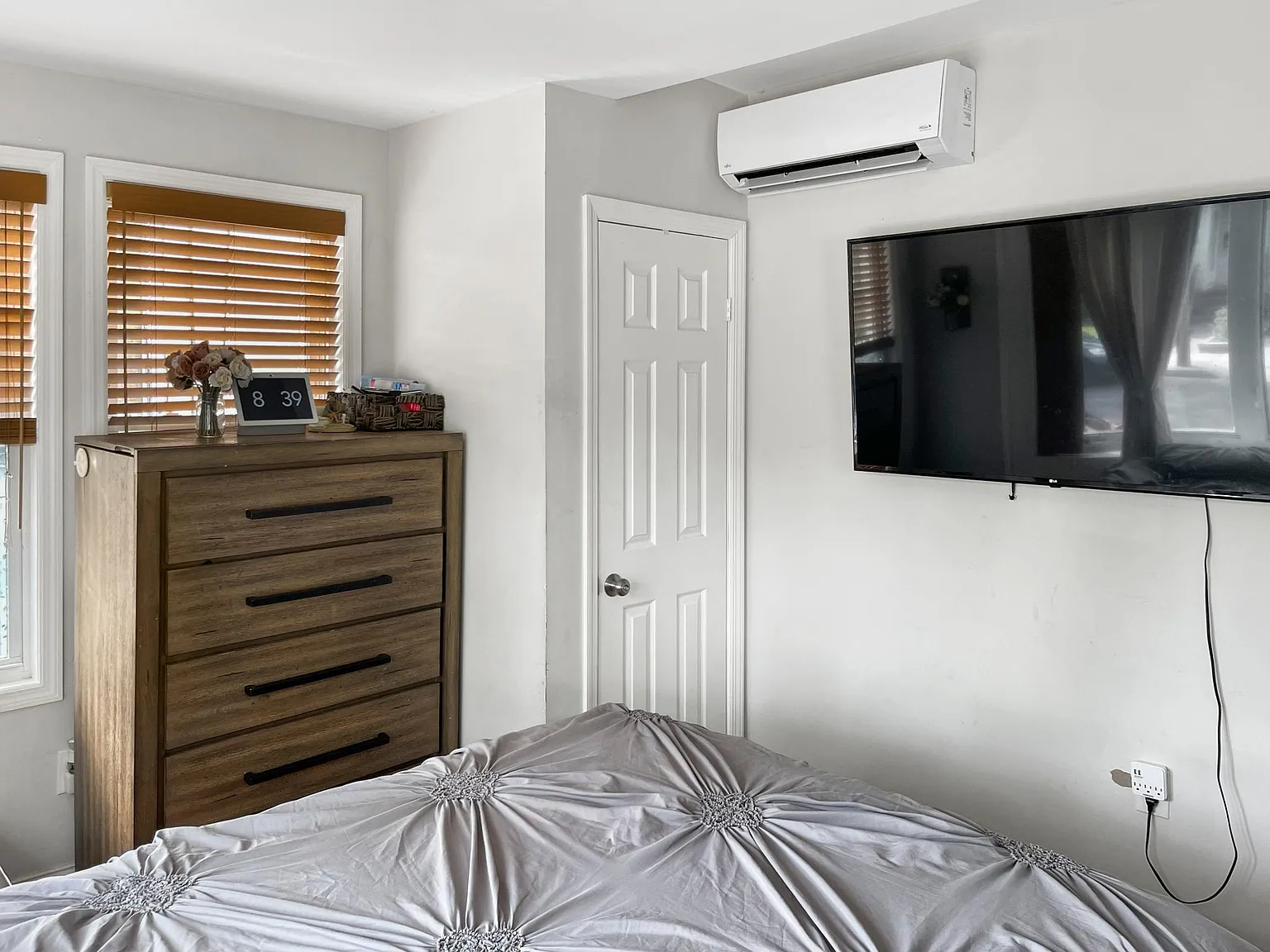 3 bed, 1000 sqft, $3,700 — Photo 2