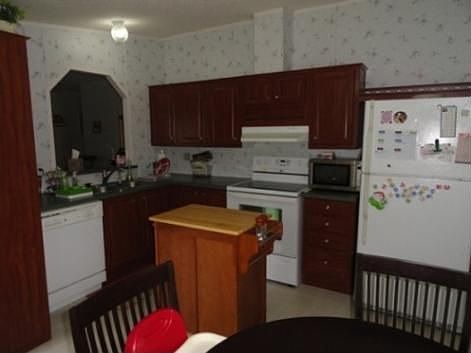 3rd image of 10 Daisy Hill Ln