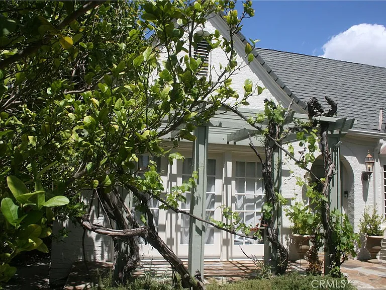 2421 N Heliotrope Dr — Photo 7