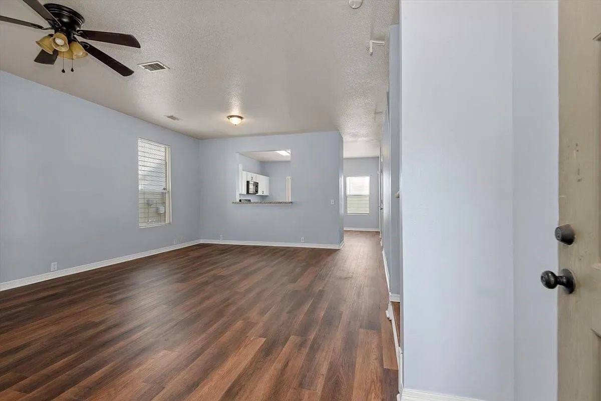 3 bed, 2.5 bath, 1460 sqft, $1,650 — Photo 2