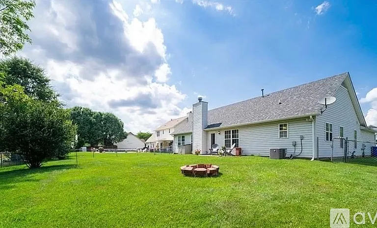 1026 Thorncrest Dr — Photo 3