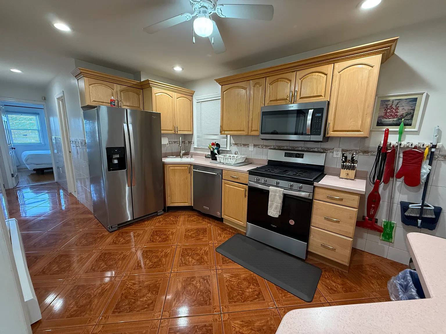 3 bed, 900 sqft, $2,500 — Photo 3