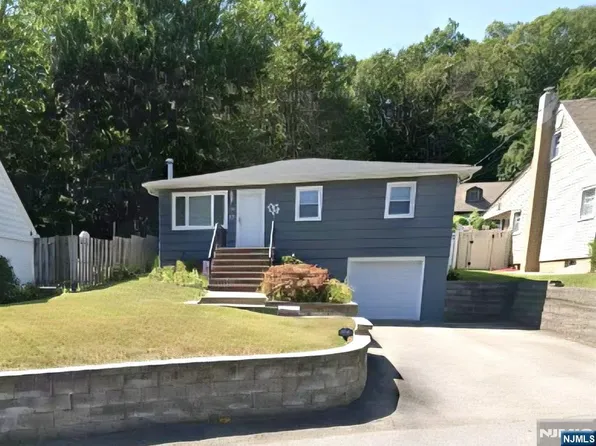 10 Sunrise Ave, Bloomingdale, NJ 07403