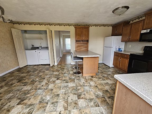 Dining room with washer and dryer