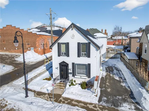 48 Carlisle St, Saint Catharines, ON L2R 4H4