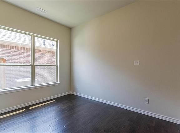 5th image of 828 Hayden Ln