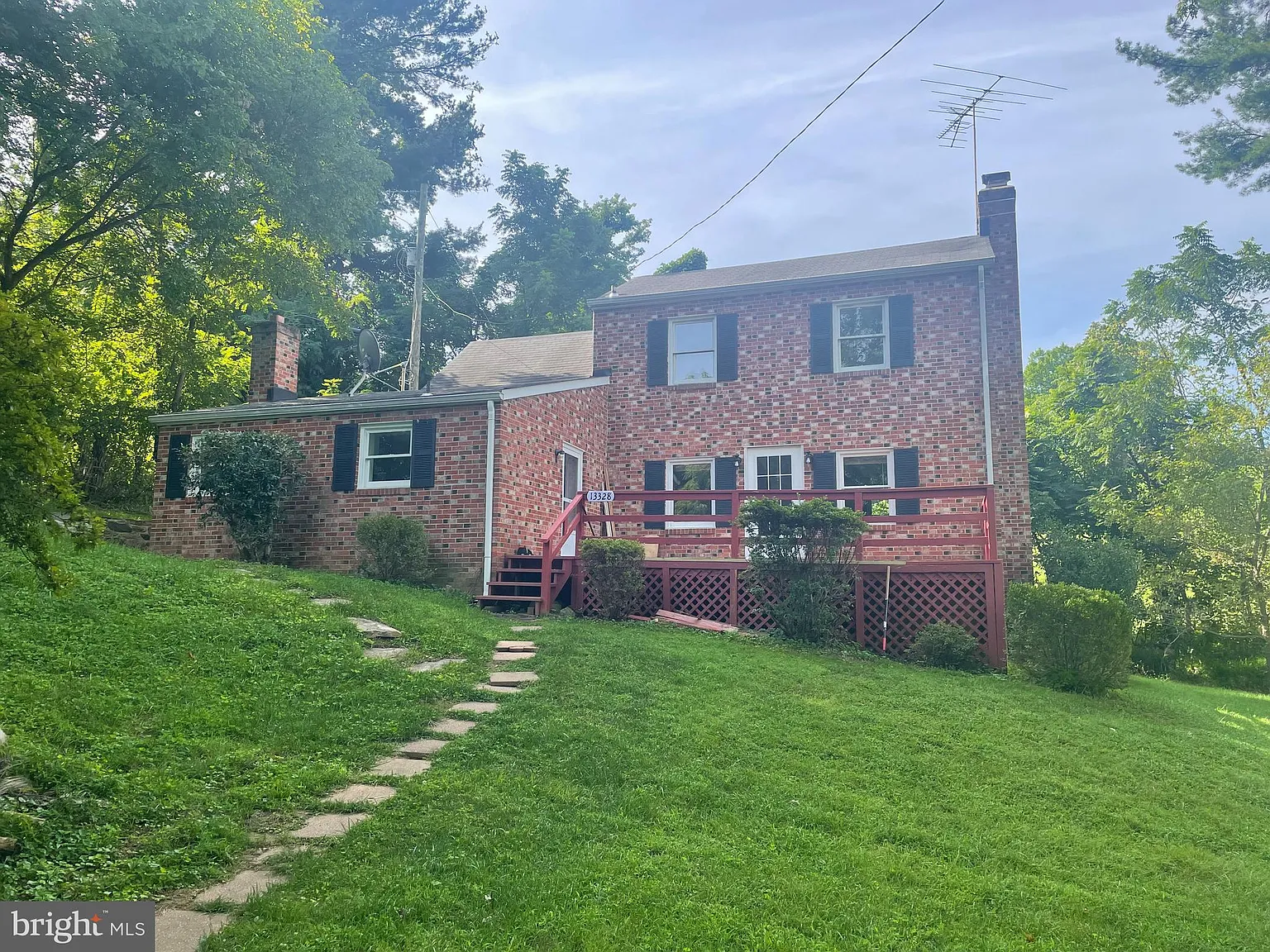 3 bed, 1.5 bath, 1756 sqft, $2,000 — Photo 1