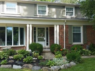 2358 Kingsbury Dr, Troy, MI 48098