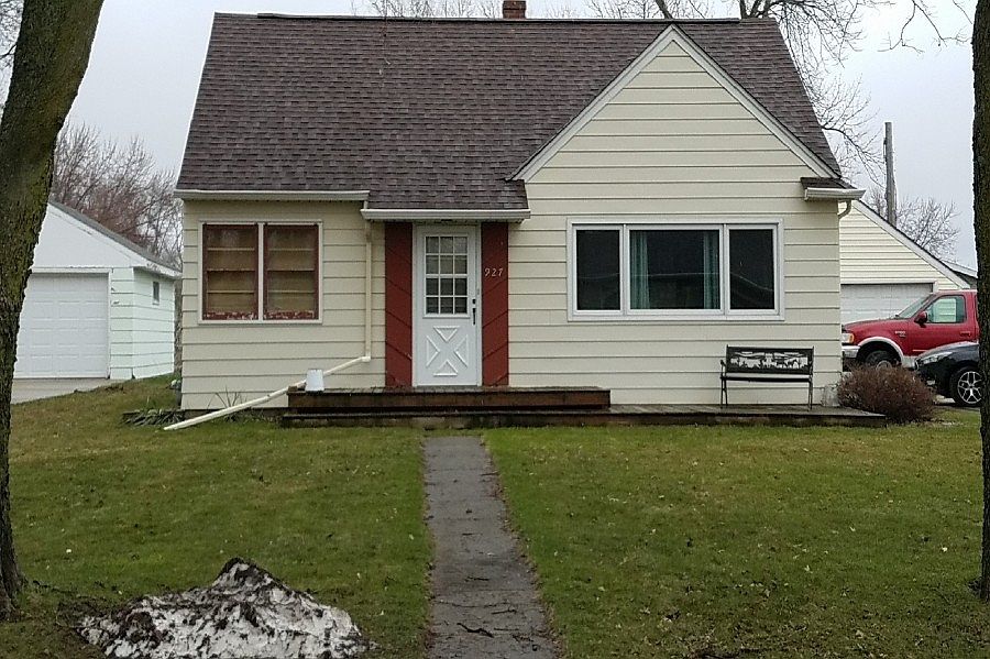 1st image of 927 E 3rd St