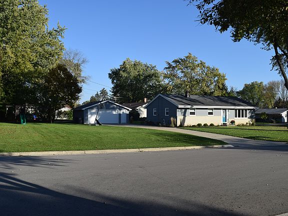 3rd image of W238N6240 Park Ct