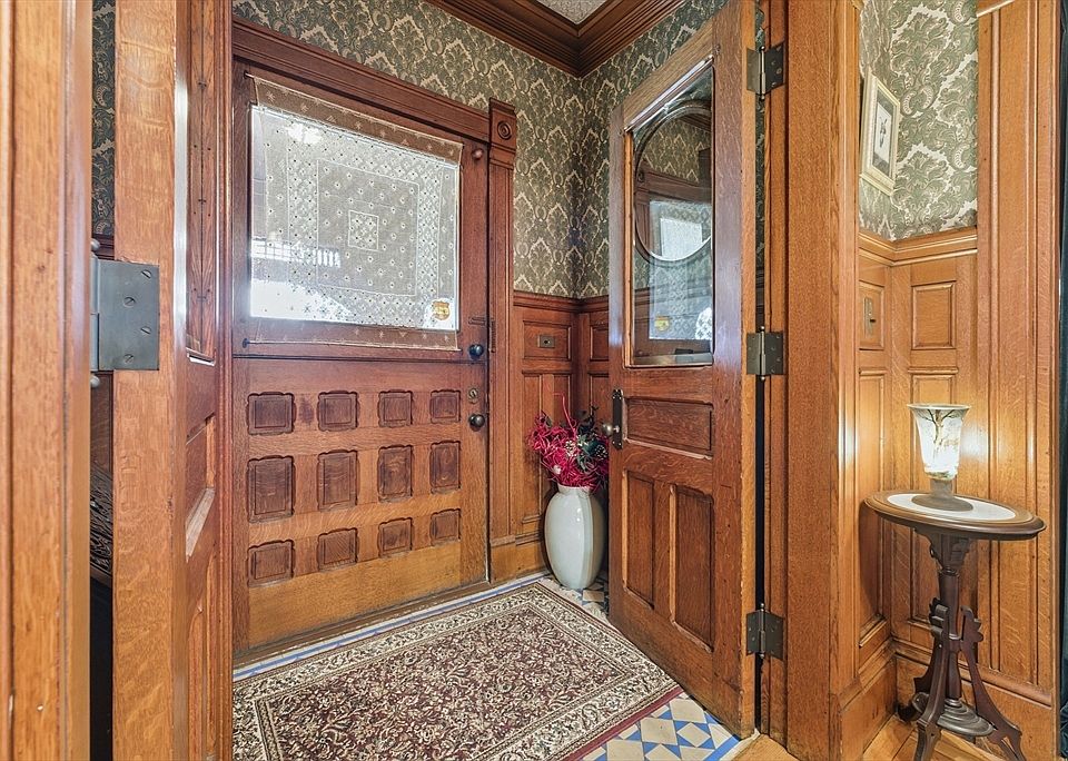 4th image of 1176 Worthington St
