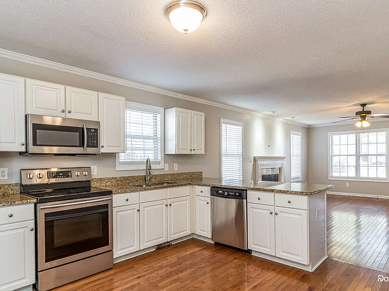 2841 Glastonbury Rd — Photo 3