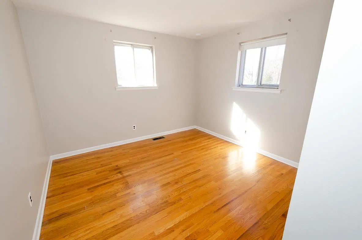 3 bed, 1.5 bath, 1375 sqft, $2,400 — Photo 2