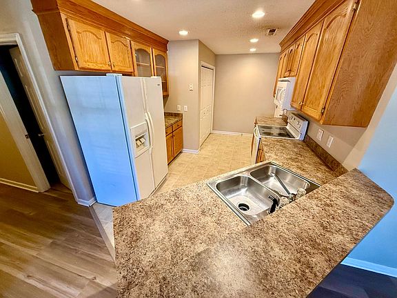 3rd image of 595 Brushwood Dr