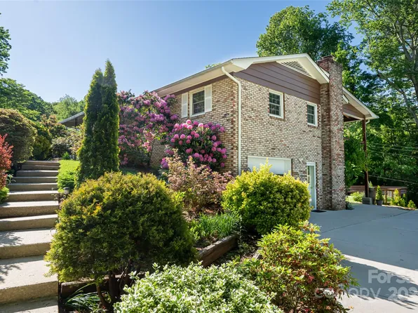 12 Deerwood Dr, Asheville, NC 28805