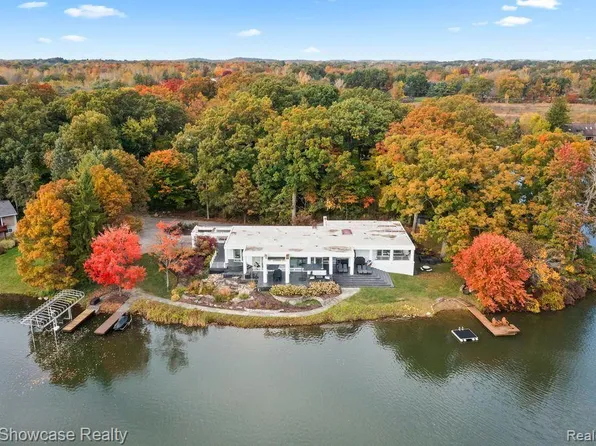 5028 Oakwood Ct, Commerce Township, MI 48382