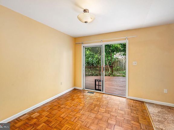 5th image of 322 Bradford Ave