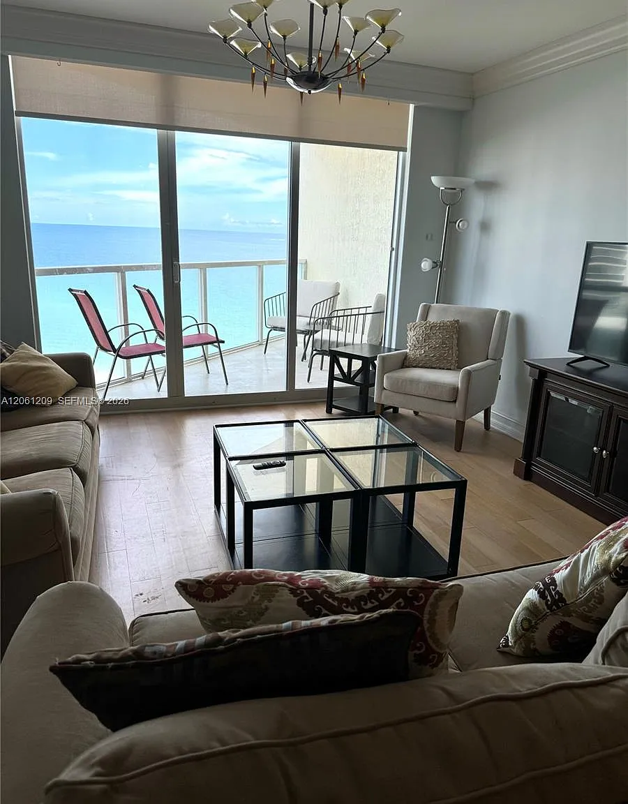 La Perla Condo — Photo 1