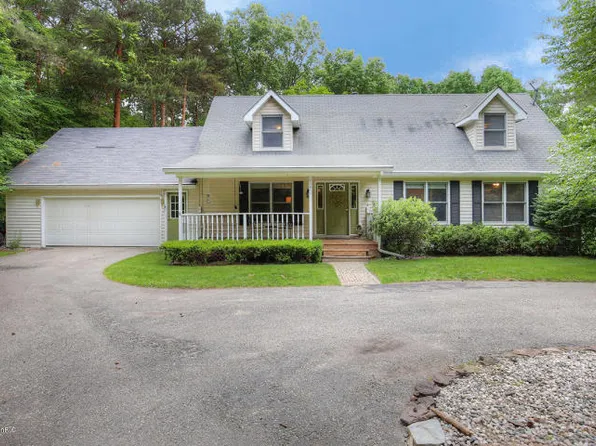 11011 Four Seasons Dr NE, Rockford, MI 49341