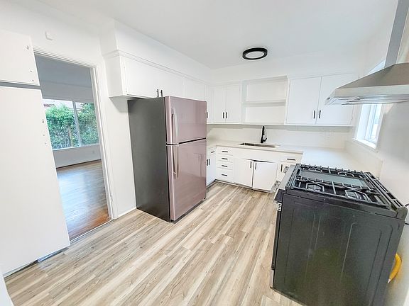 4th image of 11327 Blix St #11329