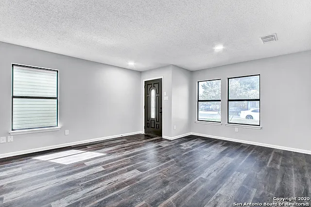 9715 Kashmir Dr — Photo 2