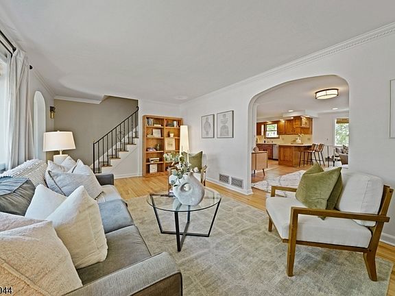 3rd image of 99 Ferncliff Rd