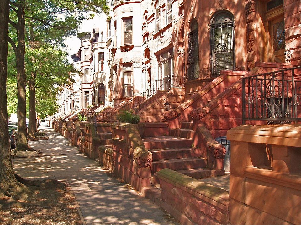 Street view to Lewis Avenue