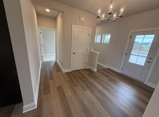 327 Sandy Cir, Pewaukee, WI 53072