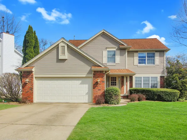 610 Old Farm Rd, Bloomington, IL 61704