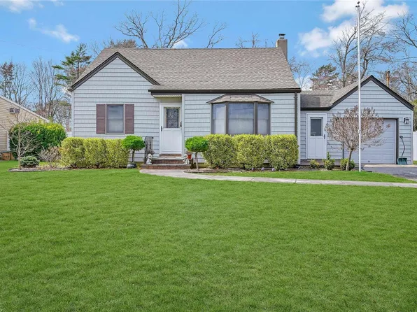 102 Gladstone Avenue, West Islip, NY 11795