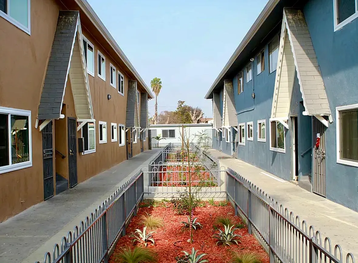 2 bed, 960 sqft, $2,025 — Photo 1