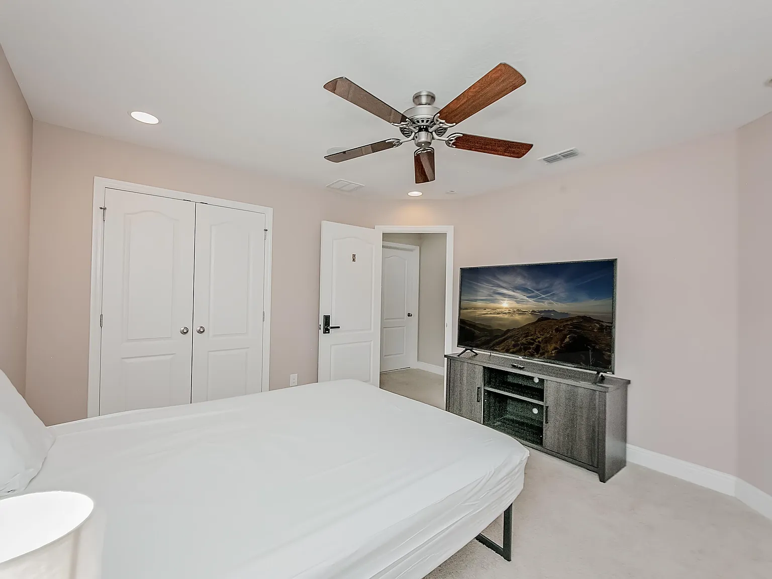 4 bed, 3.0 bath, 4000 sqft, $910 — Photo 1