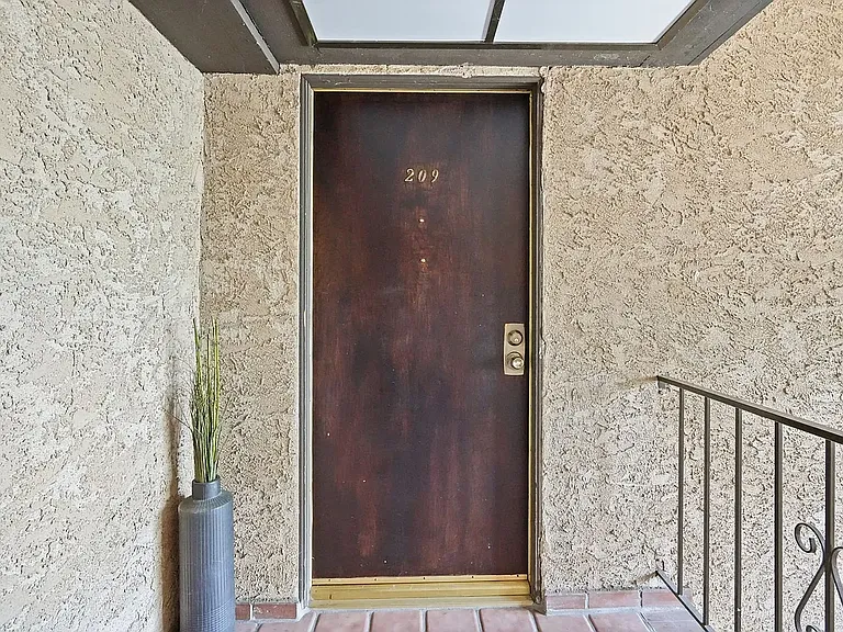 5500 Lindley Ave #209 — Photo 3