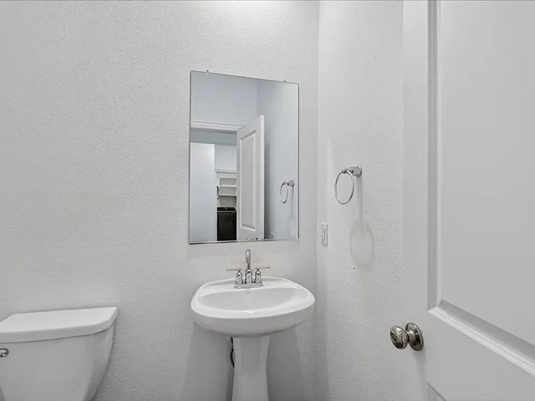 1501 Lake Grove Dr — Photo 16
