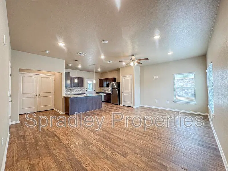 1 bed, 1.0 bath, 904 sqft, $1,150 — Photo 2