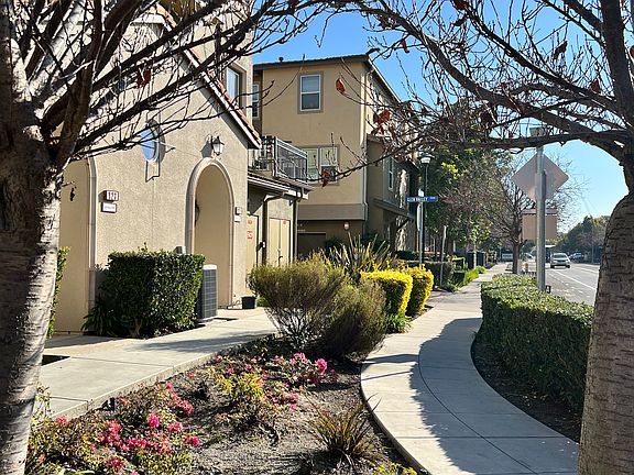 4th image of 960 E Duane Ave