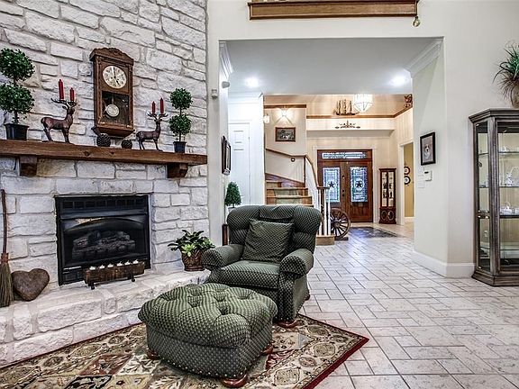 2nd image of 427 Moonlight Dr