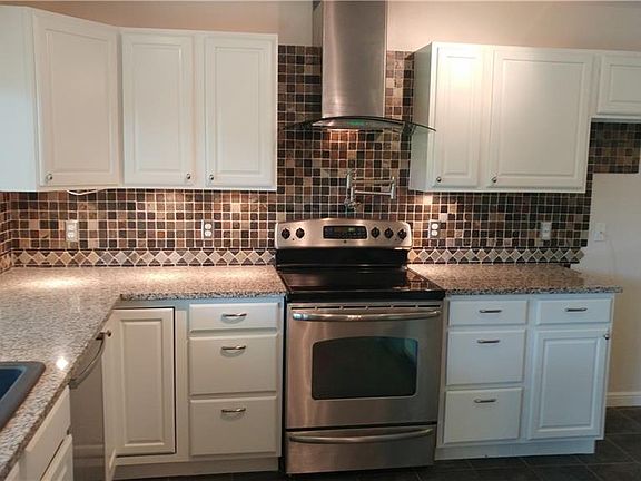 3rd image of 305 Fair Oaks Blvd