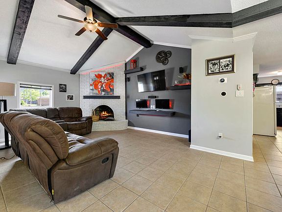 3rd image of 399 Ginger Dr