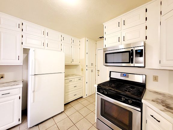 4th image of 2424 Lakeview Cir