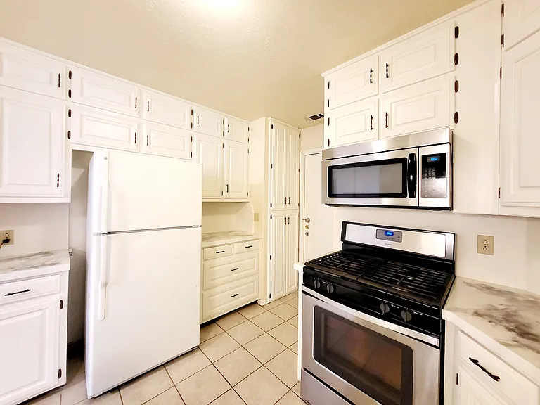 2424 Lakeview Cir — Photo 4