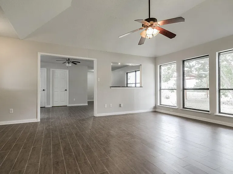 2209 Country Meadow Ln — Photo 4