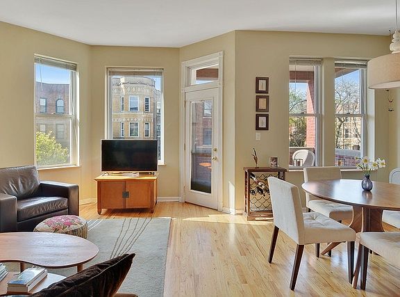 2nd image of 2056 W Augusta Blvd APT 2A