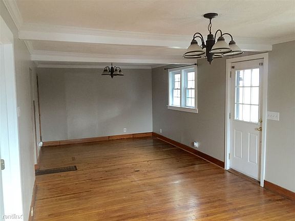 Livingroom and dinning room with real hardwood floors