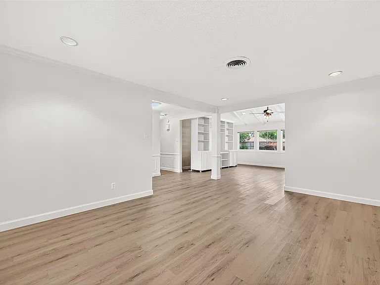 10602 Longmont Dr — Photo 7