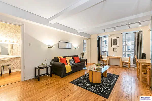 Rented by Coldwell Banker Warburg | media 2