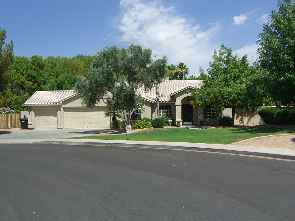 Great curb appeal and quiet location within neighborhood