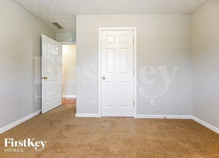 80 Pebble Ln — Photo 11
